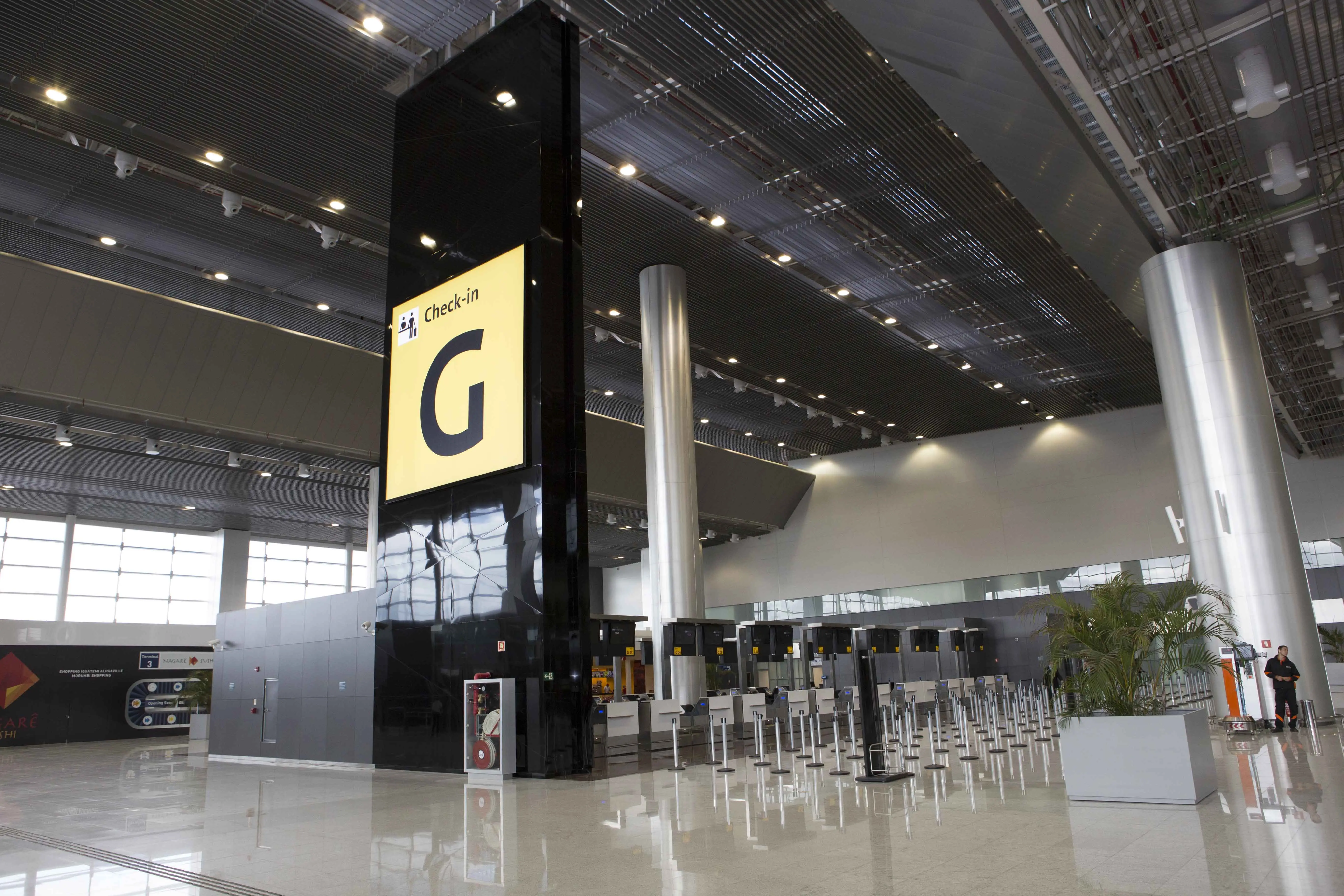 Aeroporto de Guarulhos é isolado após ameaça de bomba em ônibus