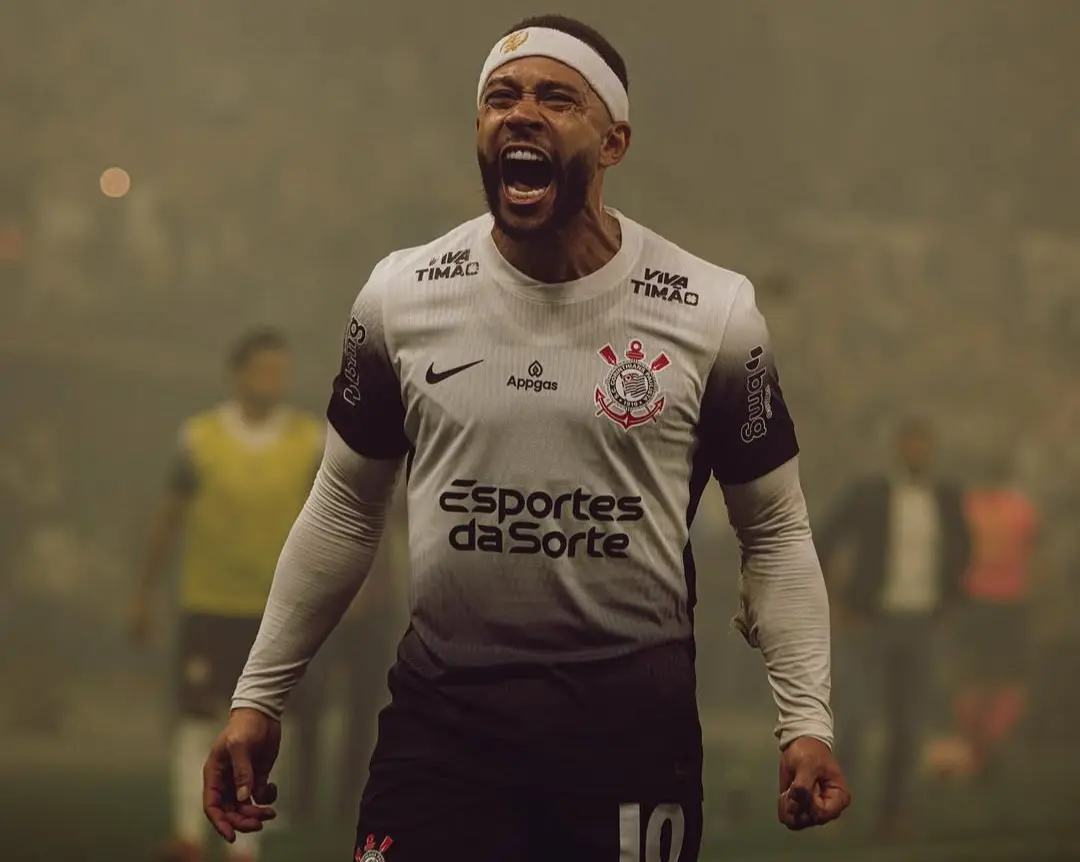 Memphis é denunciado por usar celular no banco de reservas (Foto: Reprodução / Redes Sociais)