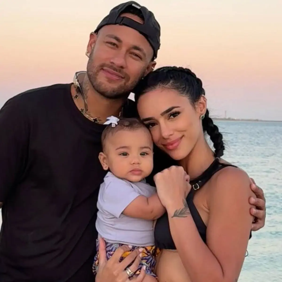 Filha de Neymar vai parar no hospital após viagem à Paris