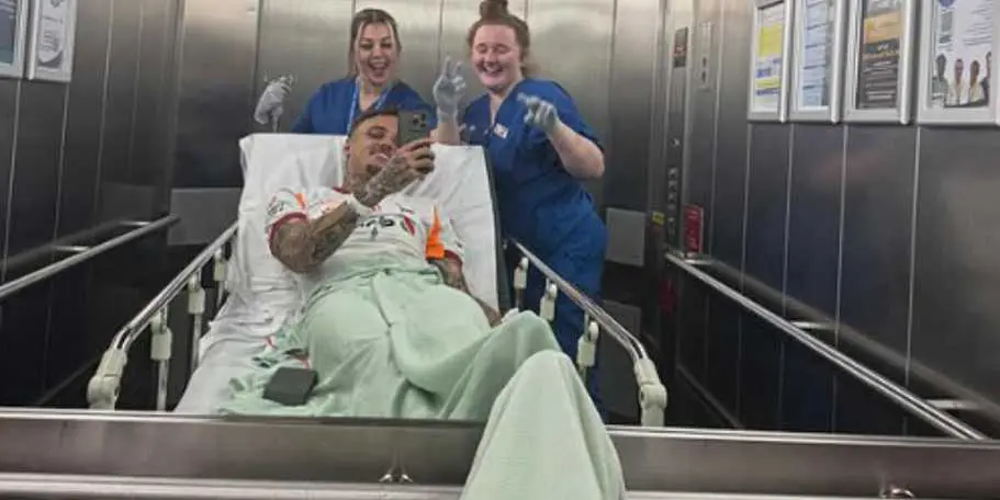 Jogador de futebol tem dedo decepado durante partida; veja vídeo