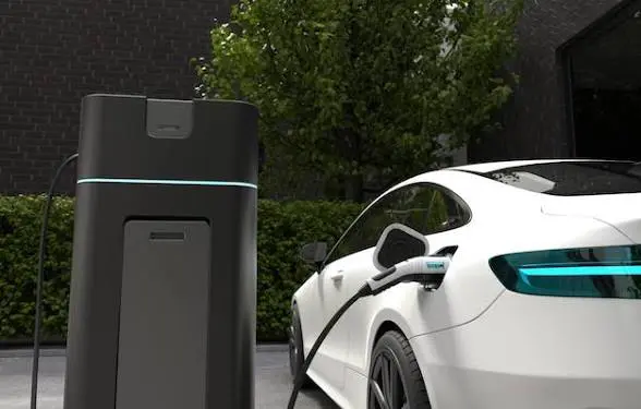Atualização traz novas exigências para instalação segura de pontos de recarga de veículos elétricos. Foto: Freepik.