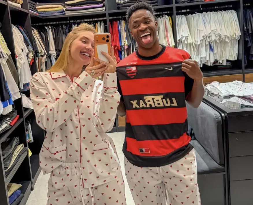 Virgínia de pijama com Vini Jr