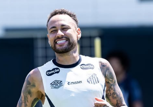 Neymar criticou arbitragem após vitória do Santos Futebol Clube e gerou repercussão por fala considerada misógina. (Foto: Redes Sociais)