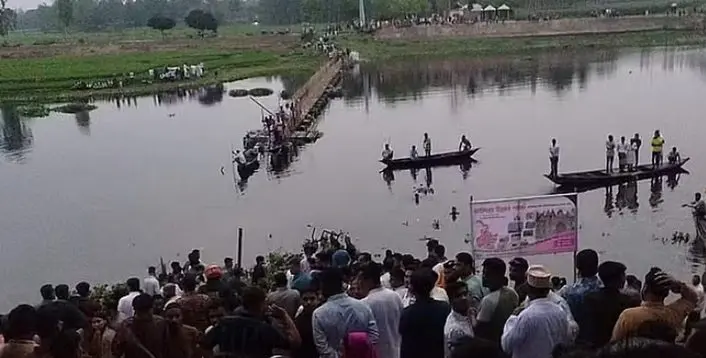 Ponte superlotada desaba e mata quatro crianças (Foto: Redes Sociais)