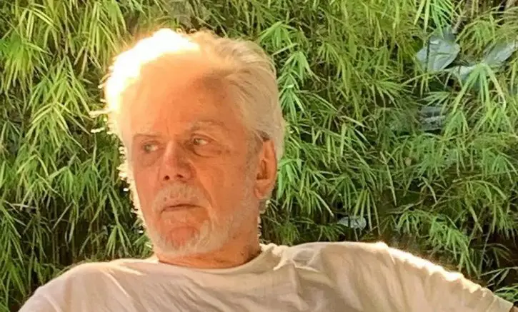 Ator da Globo é flagrado com namorada 49 anos mais nova e internet não perdoa (Foto: Redes Sociais)