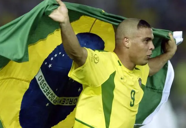 Ronaldo Fenômeno relembra corte de cabelo da Copa de 2002: 'Era atacado pelas mães' (Foto: Reprodução/Instagram)
