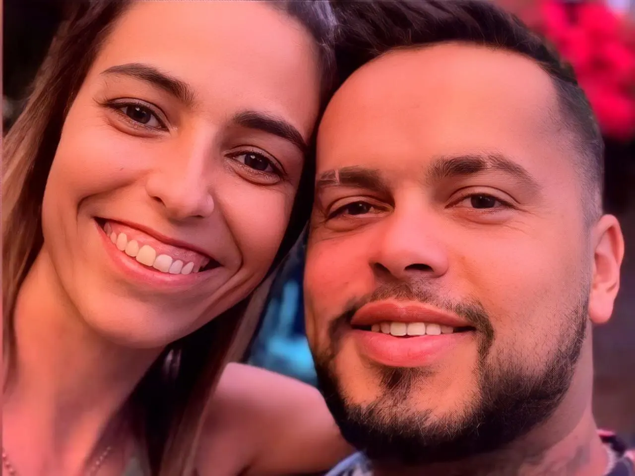 Cabeleireiro Rafael Mércio e a namorada Vanessa em registro di relacionamento de 1 ano || Reprodução: Redes Sociais 