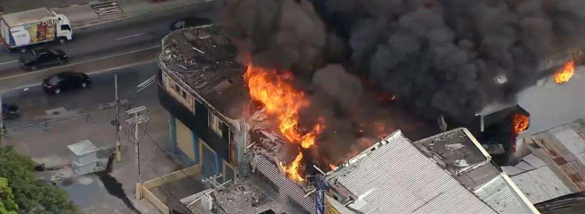 Incêndio de grandes proporções atinge galpão no RJ (Foto: Reprodução/Globo)