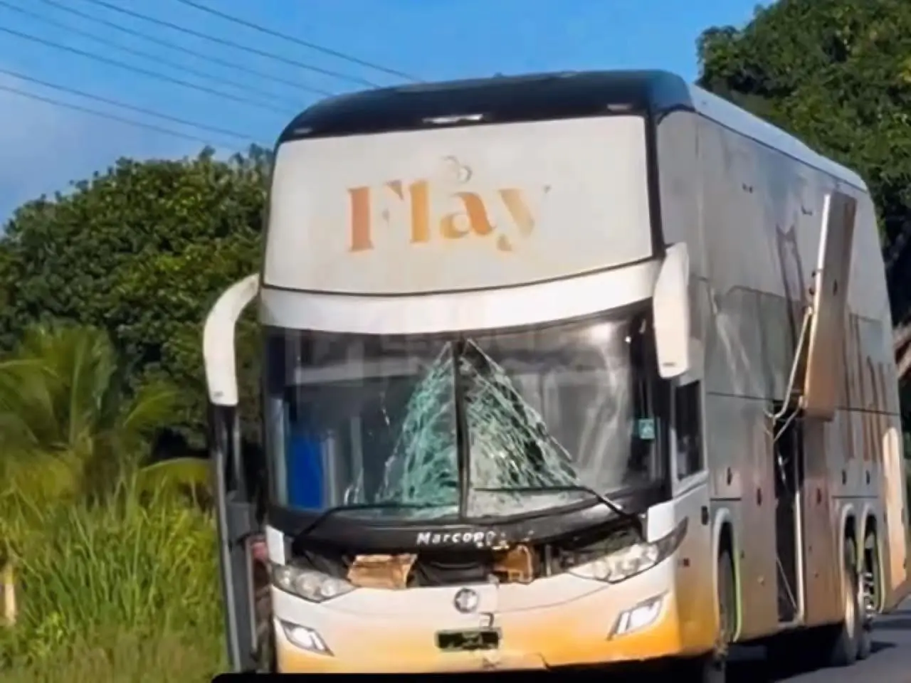 Veja como ficou o ônibus da Flay após acidente fatal || Reprodução: Redes Sociais/Créditos: Blog Leôncio Francisco 