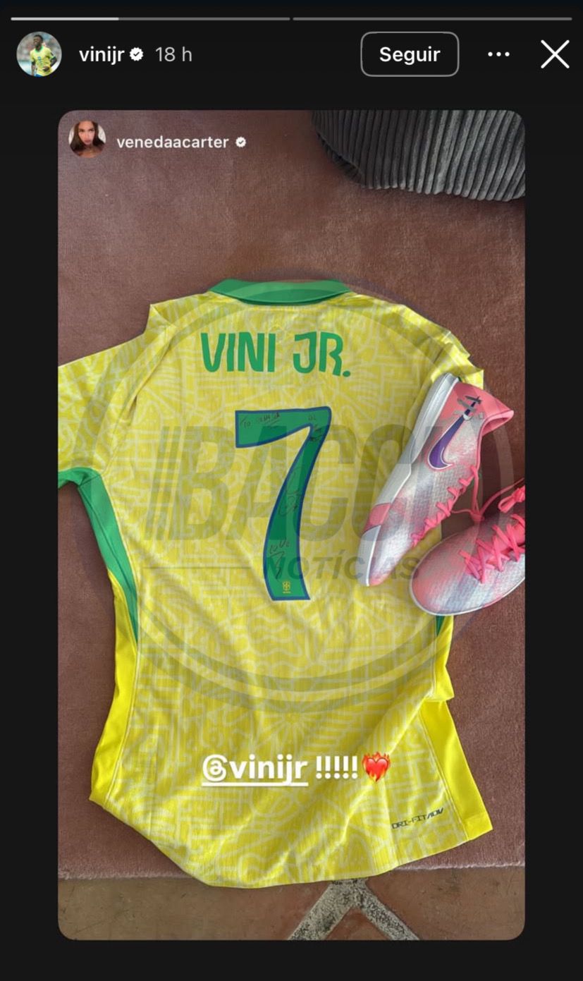 Vini Jr. teria presentado Veneda com uma camisa da seleção brasileira || Reprodução: Redes Sociais 