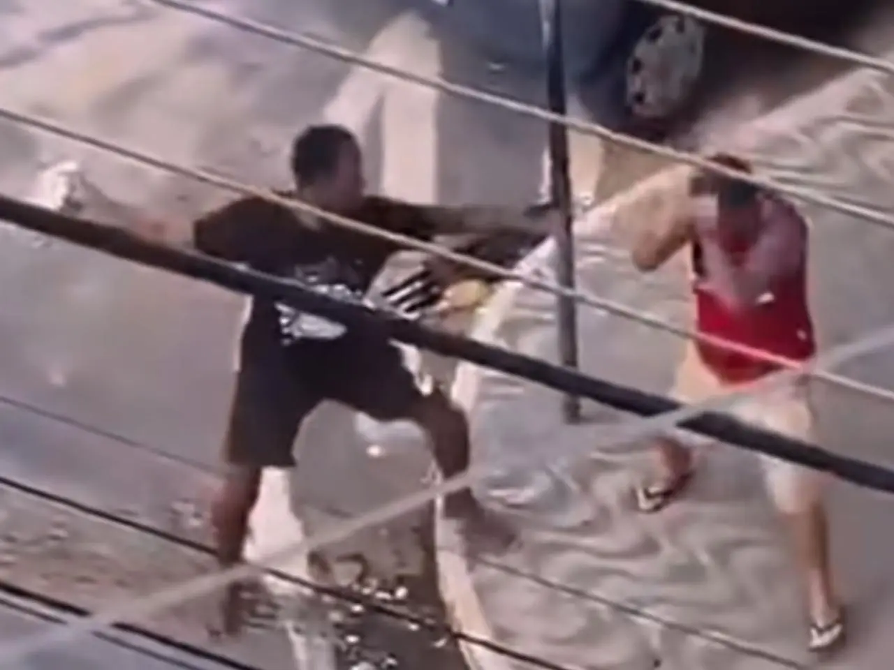 Homem em situação de rua joga saco de fezes em morador durante briga || Reprodução: Redes Sociais 