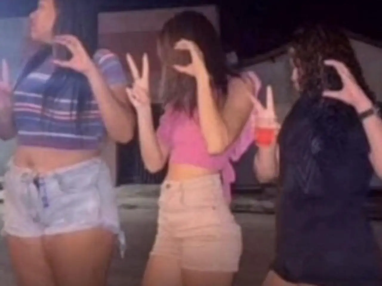 Jovem é assassinada  após fazer sinal de facção em live com amigas - Reprodução: Redes Sociais 