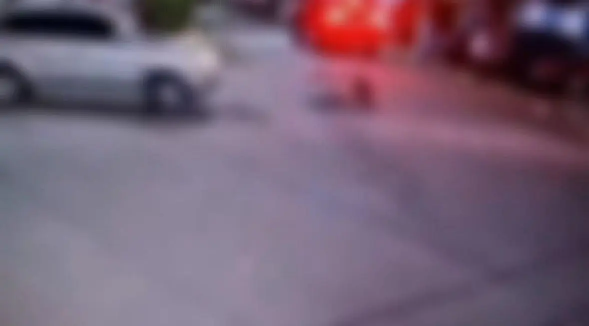 Crianças são atropeladas por motorista dentro de condomínio; veja vídeo (Foto/Reprodução)