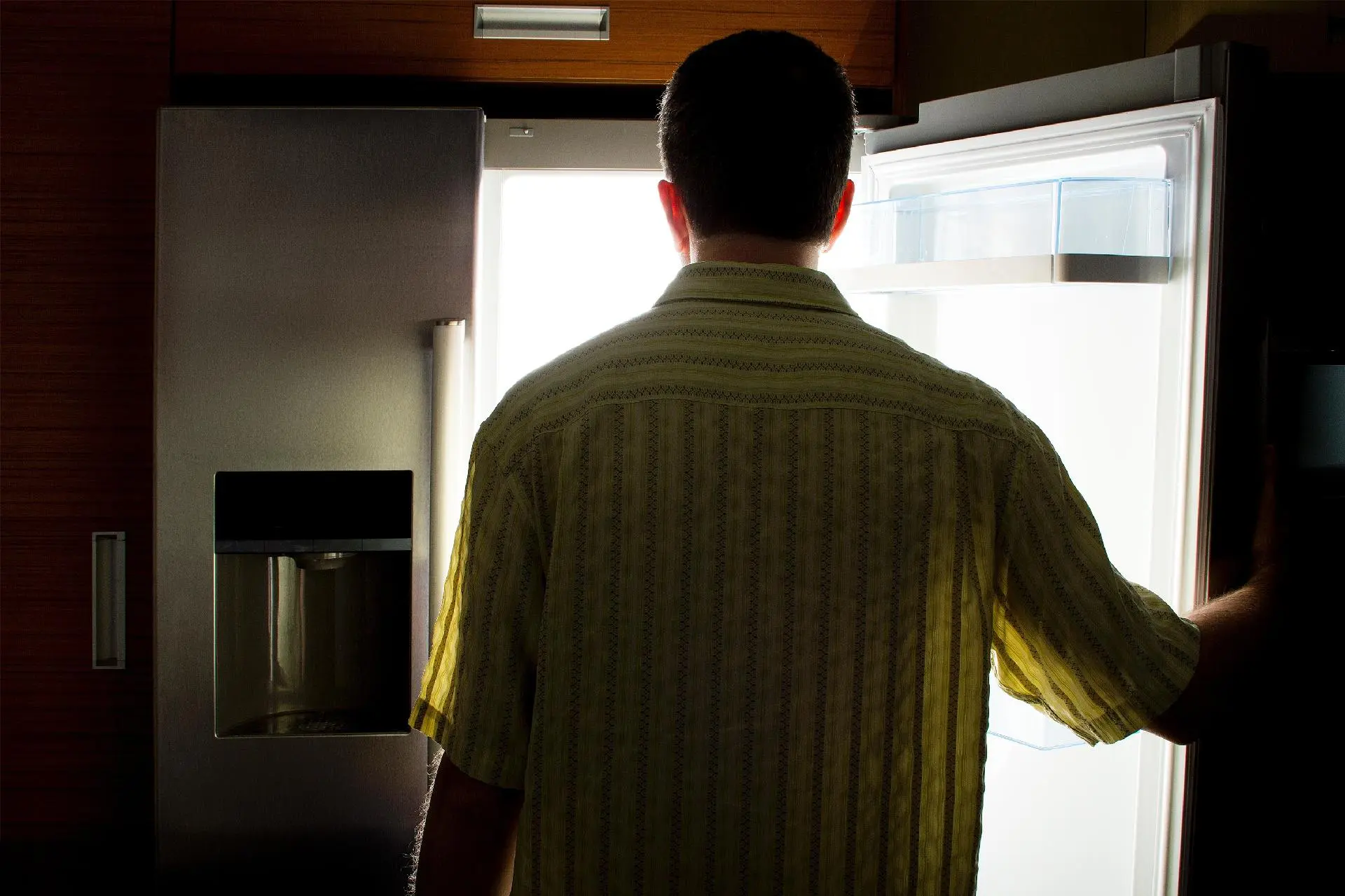 Comer mais à noite pode ser um sinal do corpo para o estresse; entenda