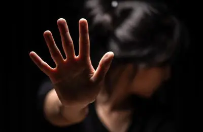 Homem pede socorro à polícia e é preso por estuprar menina de 12 anos