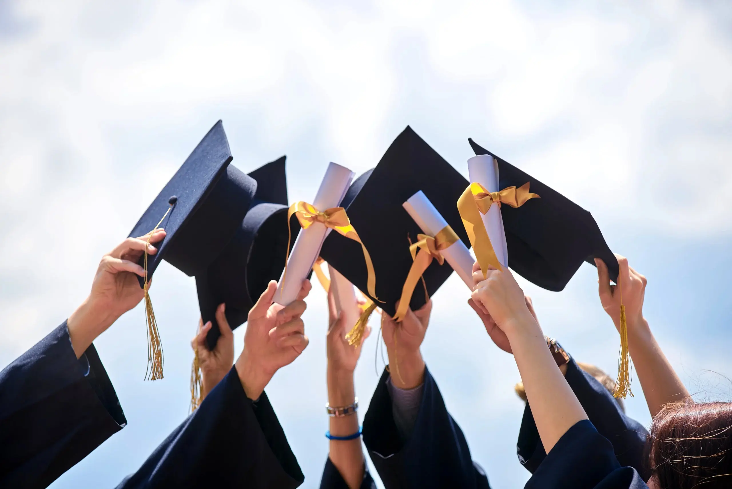 Diplomas falsos são vendidos livremente pelas redes; saiba valores