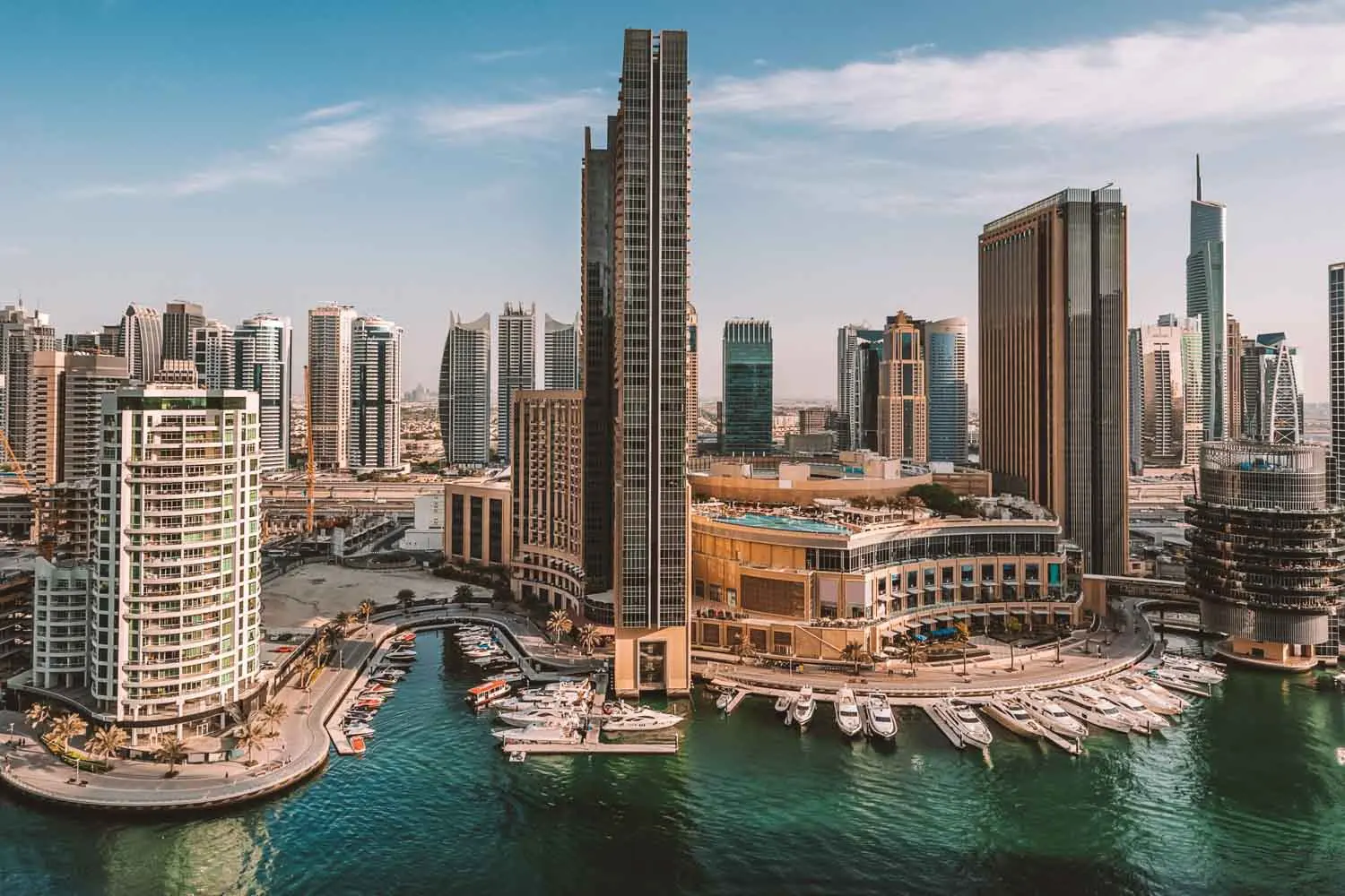 Influenciadores de Dubai viralizam com vídeos iguais e chamam a atenção nas redes; entenda