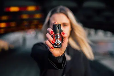 Spray de pimenta é liberado para uso de mulheres com mais de 18 anos; entenda regras