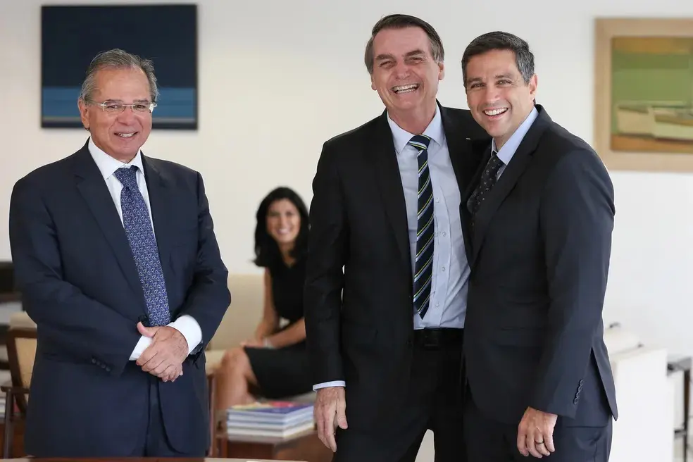 Bolsonaro, o ex- ministro da Economia, Paulo Guedes (à esquerda), durante posse de Roberto Campos Neto (à direita) no — Foto: Marcos Corrêa/PR