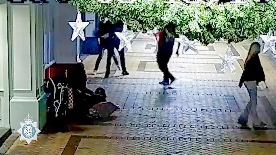 Soldado é preso após chutar cabeça de moradora de rua; veja vídeo (Foto: Reprodução)