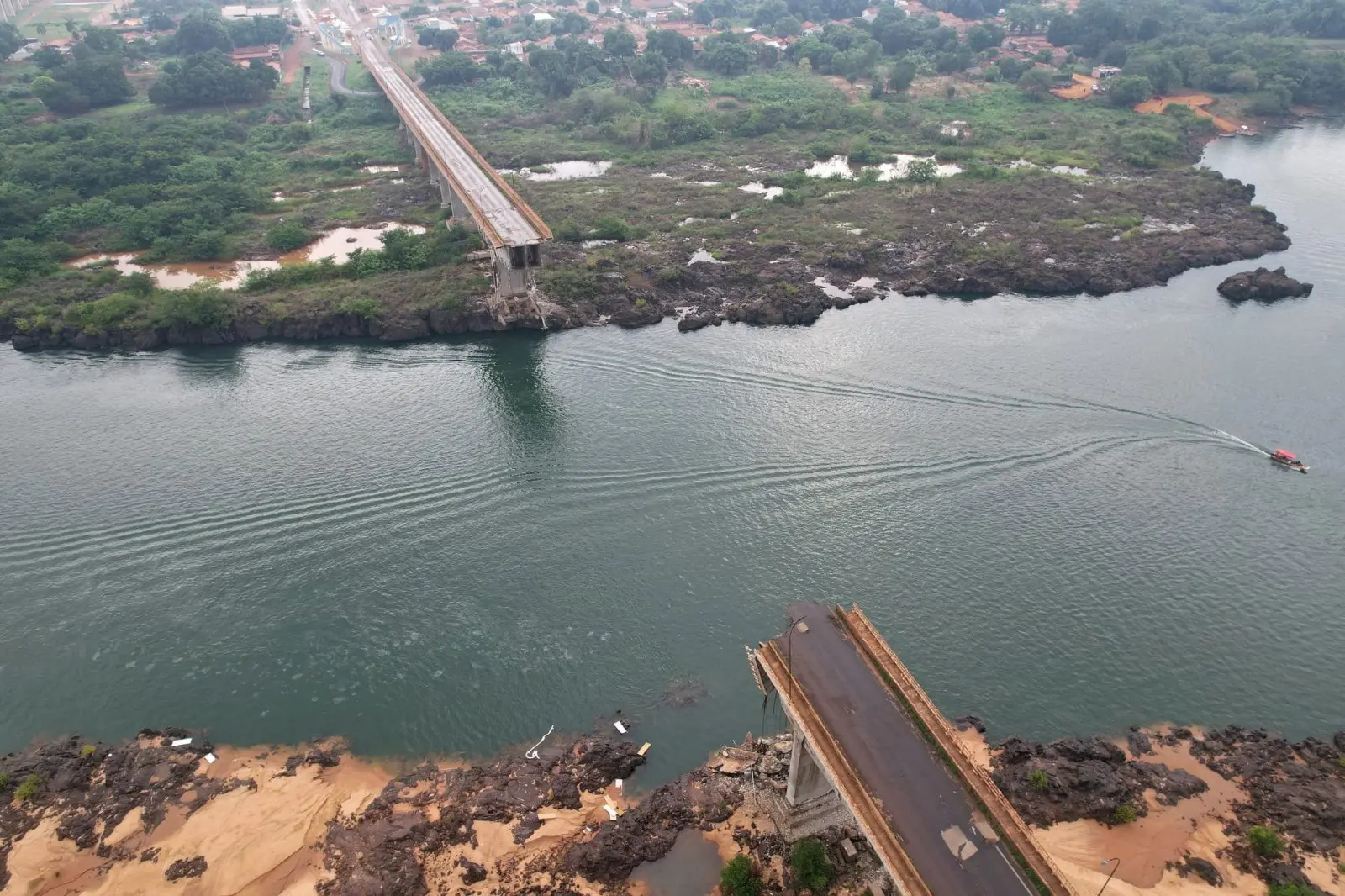 Imagens inéditas mostram carros sendo arremessados após desabamento de ponte (Foto: Reprodução)