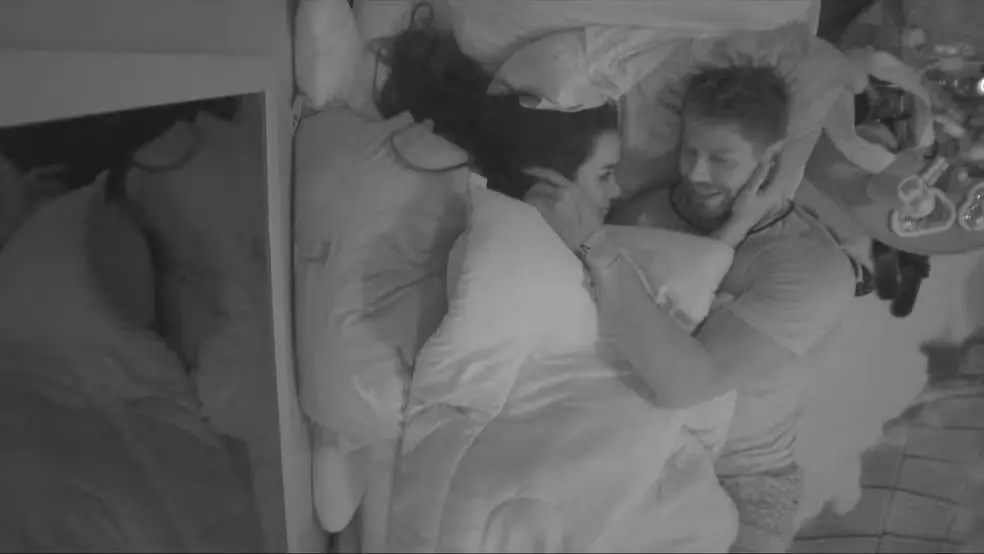 Jordana e Jonas embaixo do edredom do BBB 26: (Foto: Reprodução/Globo)