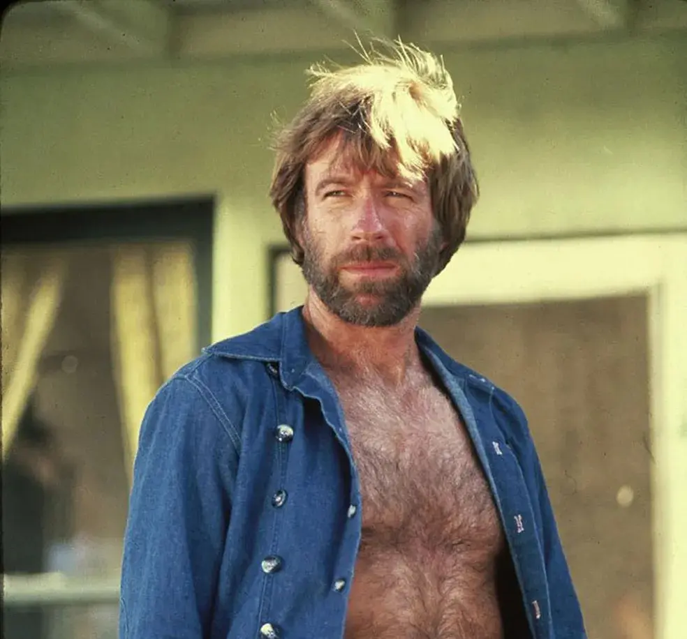 O ator Chuck Norris em cena do filme 'McQuade, o lobo solitário' (1983) — Foto: Divulgação