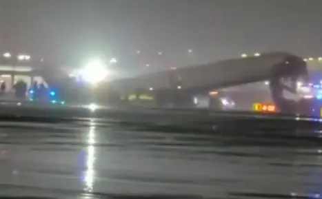 Piloto e copiloto morrem após avião bater em caminhão na pista de pouso