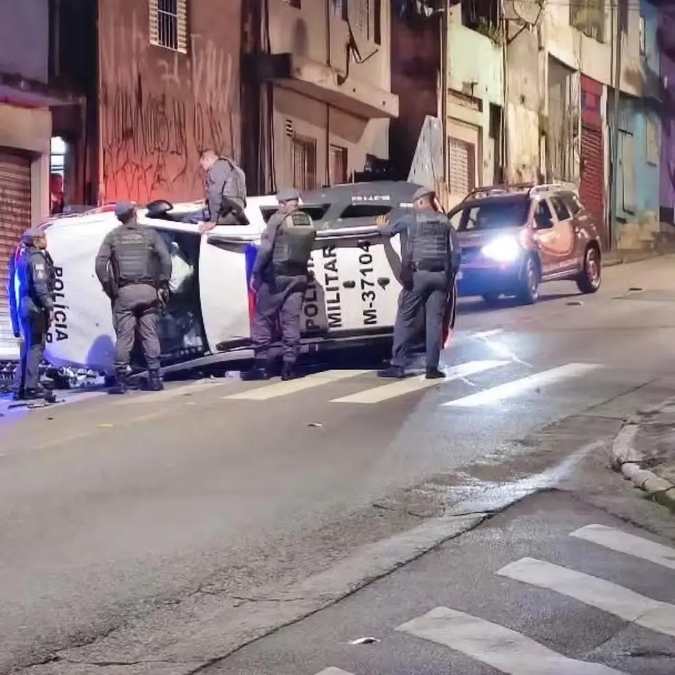 Viatura da Polícia Militar capotou após desviar de carro na contramão no Capão Redondo, na Zona Sul de São Paulo; ninguém ficou ferido. Foto: Divulgação.