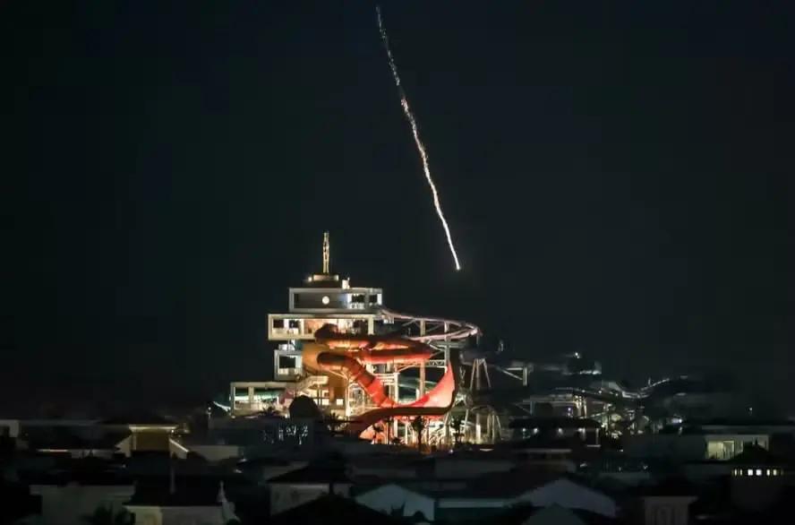 Projétil interceptado cai próximo ao arquipélago Palm Jumeirah, em Dubai, durante escalada de ataques no Oriente Médio. Foto: AFP.