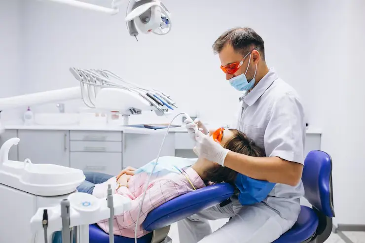 Mulheres que sofreram violência terão direito a reconstrução dentária completa pelo SUS, incluindo próteses, implantes e restaurações, com atendimento integral e gratuito em unidades de todo o país. Foto: Freepik,
