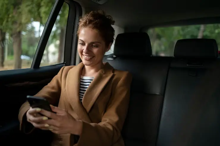 Campanha da Rhino oferece corridas em carros blindados por R$ 1 para mulheres em São Paulo no Dia Internacional da Mulher. Foto: Freepik.