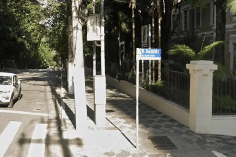 A mudança busca reparar homenagem ao senador e preservar a memória de Sophia Gomide. Foto: Google Street View.