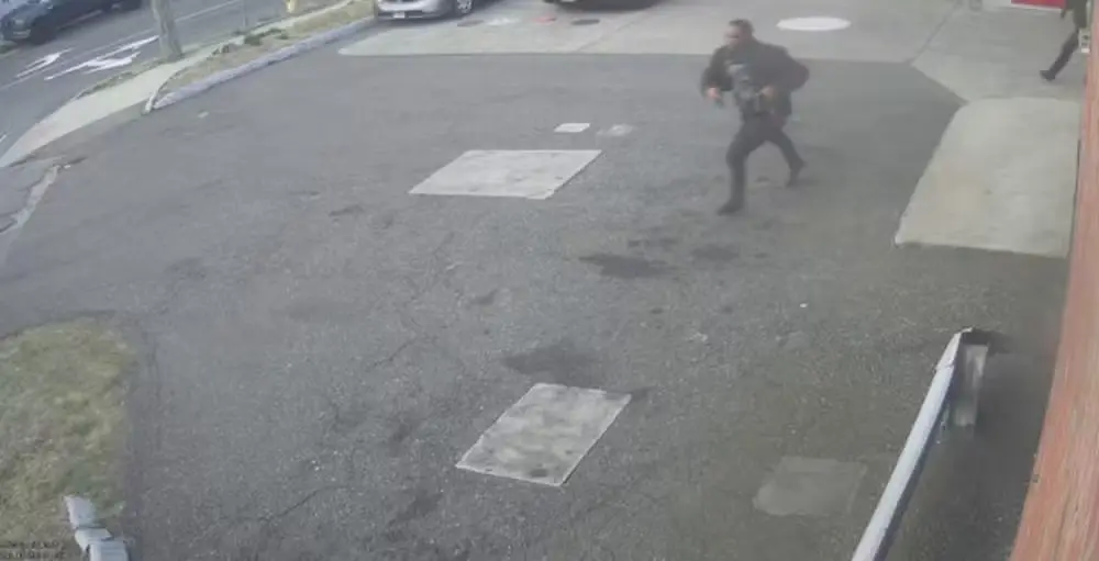 Homem baleado espera socorro após policial usar ambulância em operação nos EUA. Foto: Reprodução/Bridgeport Police.
