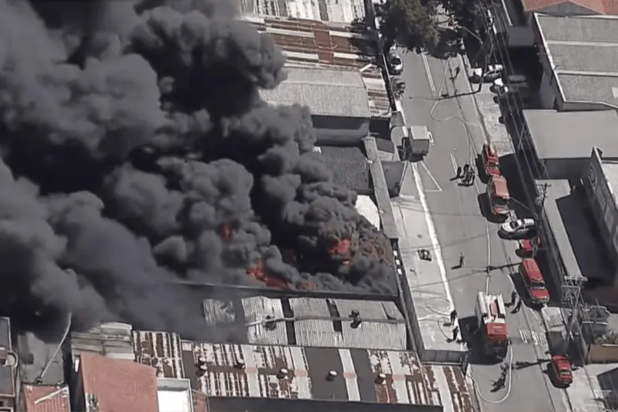 Bombeiro fica ferido durante incêndio em loja de tintas em Santo André - Foto: Reprodução/SBT News
