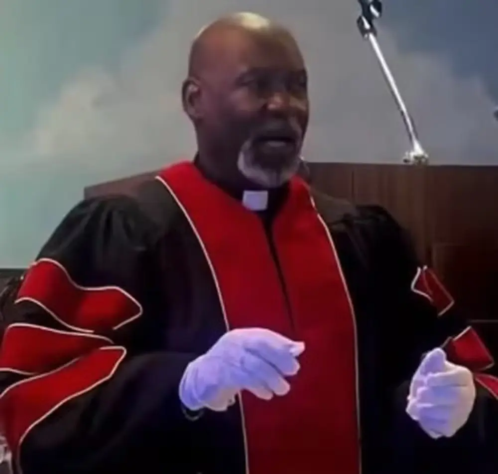Pastor é flagrado empurrando fiel idosa escada abaixo em igreja (Foto: Reprodução/Redes sociais)