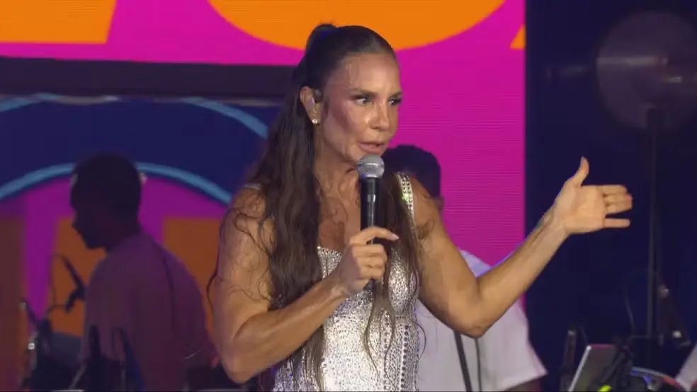 Ivete Sangalo revela informações para participantes durante show no BBB 26 (Foto: Reprodução/Globo)