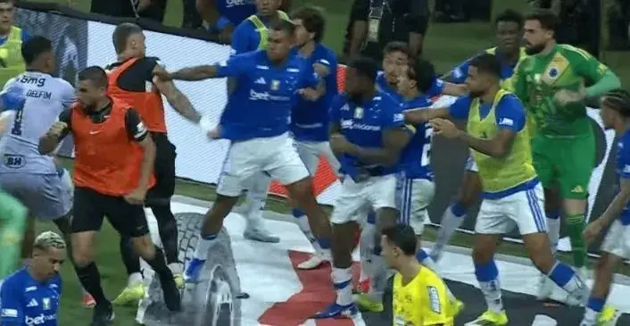 Final de campeonato termina com pancadaria e 23 expulsões (Foto: GETV)