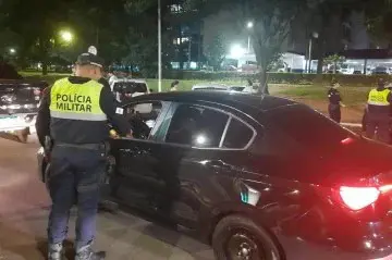 Homem é preso após tentar subornar policiais com R$ 50 durante blitz