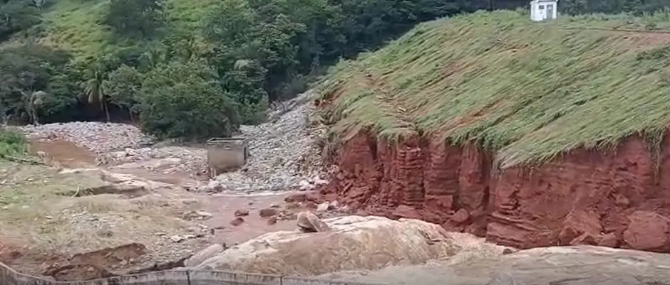Barragem de pequeno porte transbordou após chuvas intensas e mobilizou equipes de resgate no Norte de Minas. Foto: Corpo de Bombeiros.