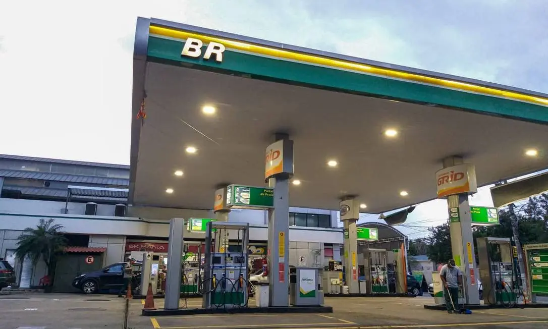 Gasolina deve aumentar no Brasil após disparada do petróleo? Entenda
