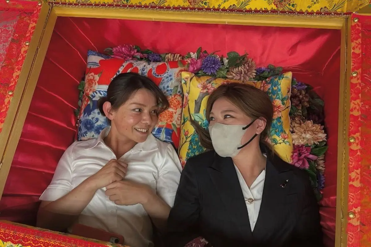 Prática de meditação dentro de caixões ganha espaço entre jovens no Japão como ferramenta de reflexão sobre a vida. Foto: Divulgação.