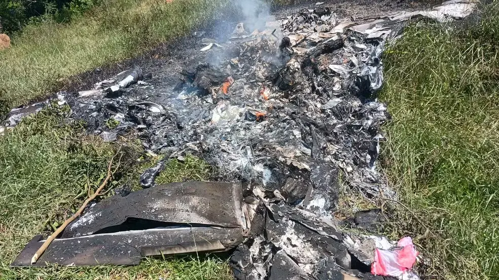 Avião de pequeno porte cai e deixa dois homens mortos em Rio Claro — Foto: Divulgação/Polícia Militar