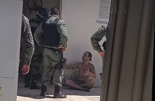 Homem é preso após ameaçar abusar de crianças durante transmissão ao vivo (Foto: Reprodução/Redes sociais)