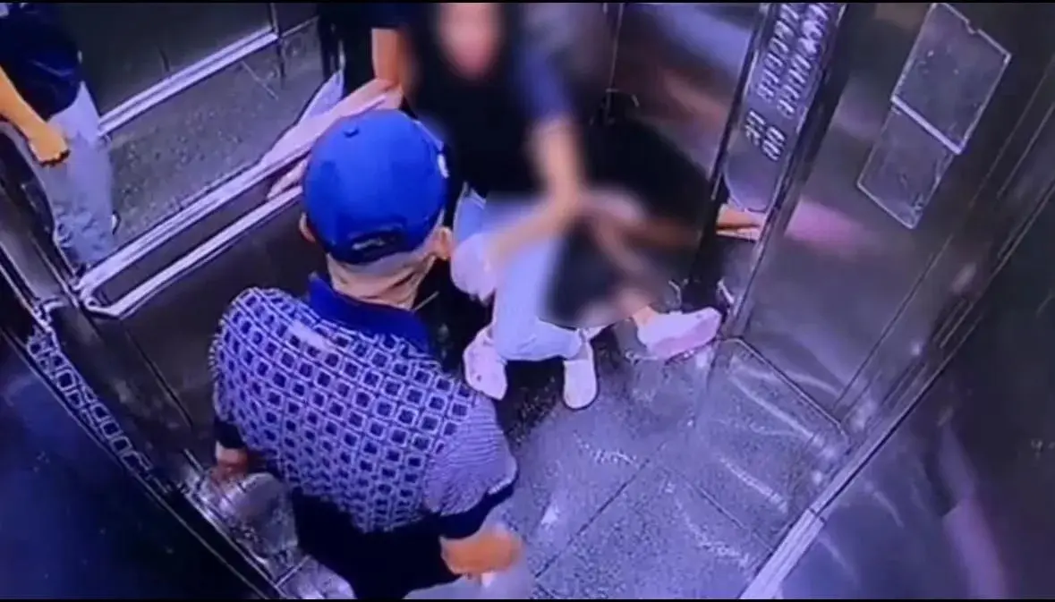 Câmeras de segurança registraram o momento das agressões dentro de elevador. Foto: Reprodução.