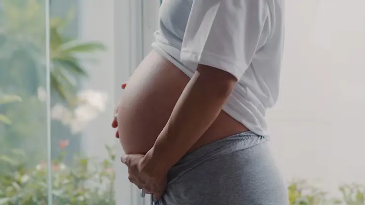Estudo aponta que alterações na tireoide durante a gestação podem influenciar o desenvolvimento neurológico do bebê. Foto: Freepik.