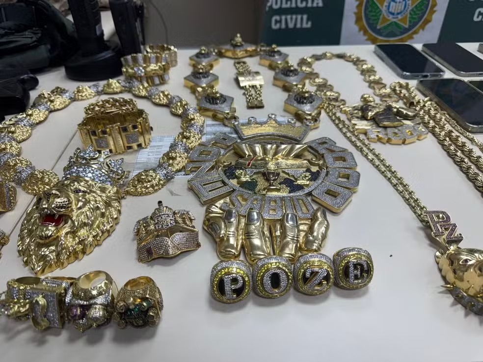 Algmas das joias apreendidas em operação na casa de Poze do Rodo foram roubadas — Foto: Betinho Casas Novas / g1