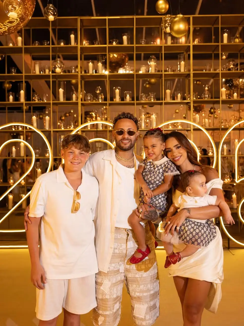Mais um filho? Neymar aparece com cordão de homenagem aos filhos e detalhe chama atenção (Foto: Reprodução/Redes sociais)