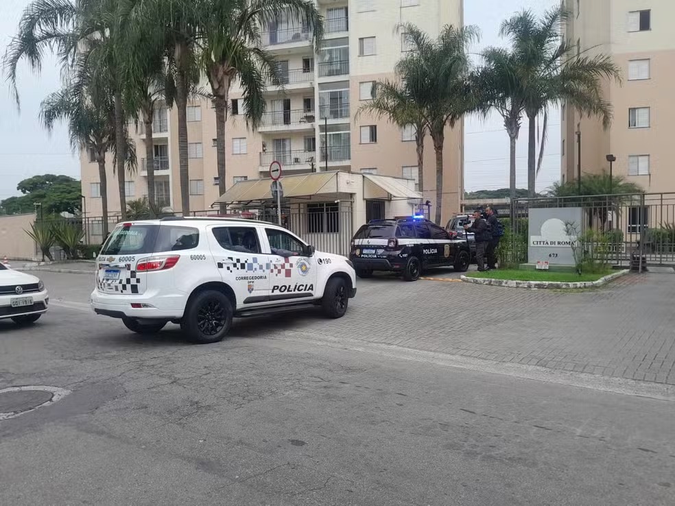 Polícia chega ao apartamento de tenente-coronel para cumprir mandado de prisão por morte de PM Gisele — Foto: Andressa Lorenzetti/TV Vanguarda