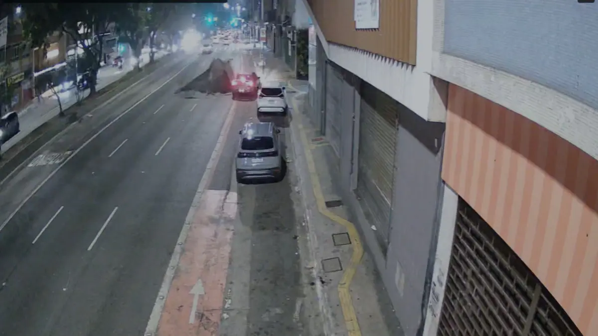 Explosão em área movimentada de SP abre cratera e causa pânico (Foto: SmartSampa)